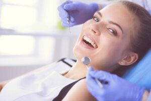 歯科医院で治療を受ける女性