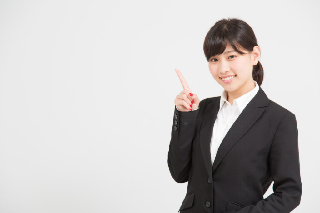 ポイントを指さす女性