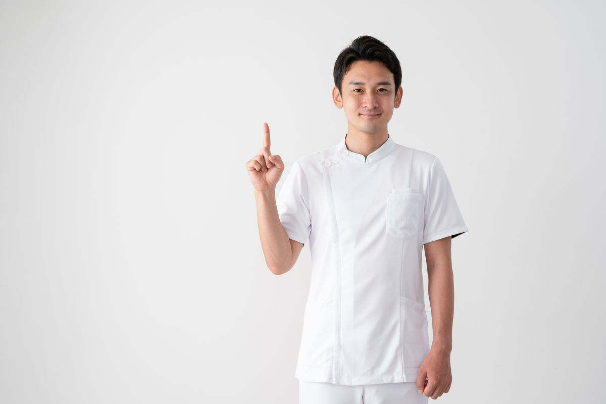 ポイントをゆびさす男性