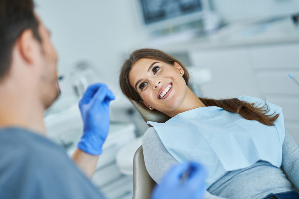 歯科医院で笑顔の女性患者